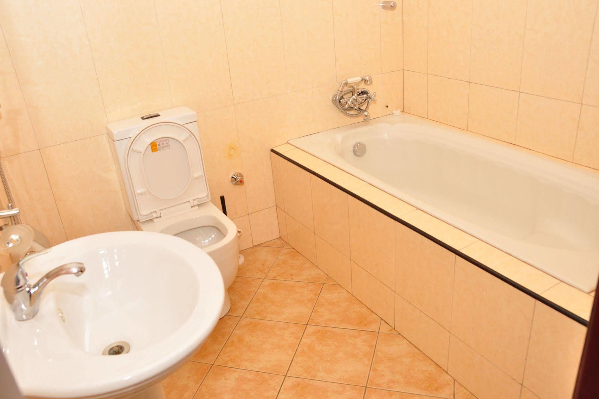 Biraj International Hotel Кампала Экстерьер фото